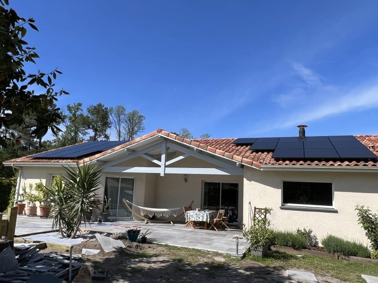 Chantier d’installation de panneaux solaires