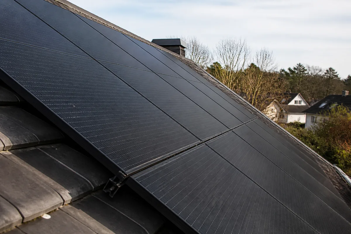 Panneaux photovoltaïques intégrés sur une toiture orientée au nord, vus en contre-plongée